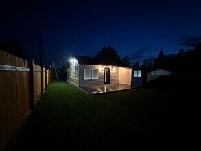 Building Photo - 1747 NE 147th St