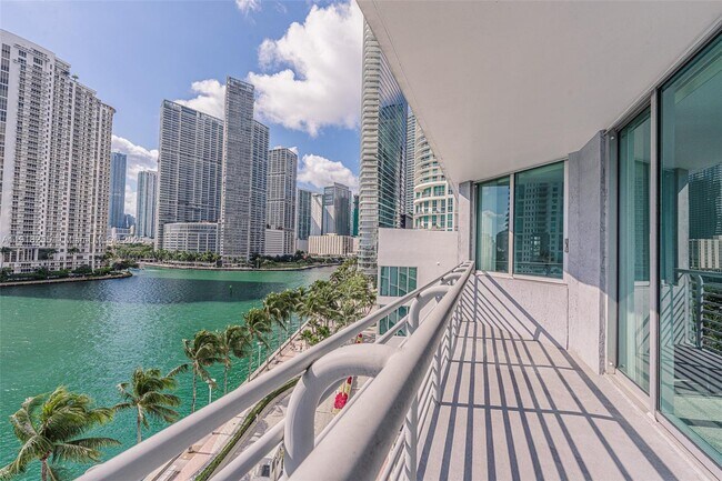 Foto del edificio - 325 S Biscayne Blvd