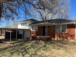 Building Photo - 205 W Coe Dr