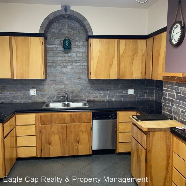 Building Photo - 4 br, 3 bath House - 2108 Cedar Street