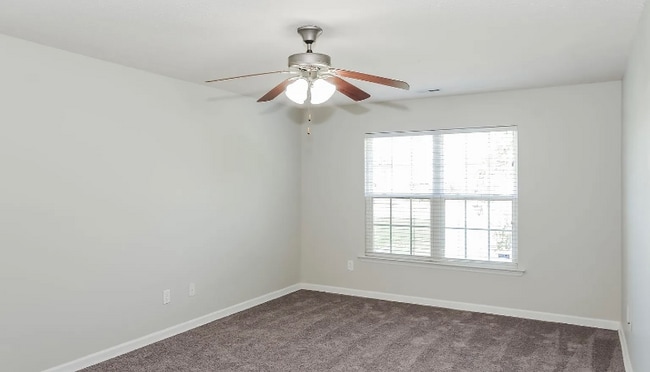 Building Photo - 116 NW Wittington Ln