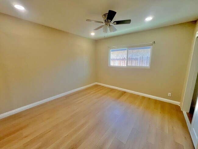Building Photo - 2 Units Property