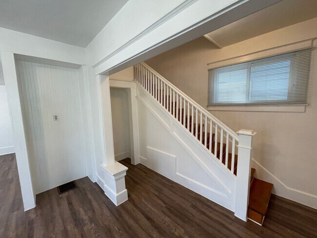 Building Photo - PRE-LEASING! Available May 31st.