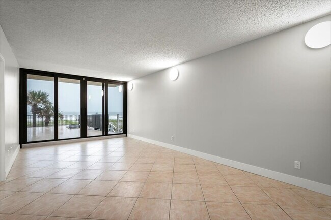 Foto del edificio - Beachfront Condo with Ocean Views and Acce...