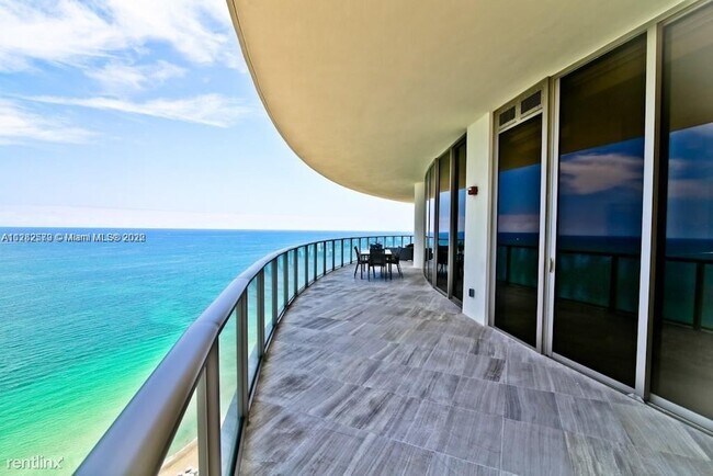 Building Photo - 3 br, 1.5 bath Condo - St. Regis