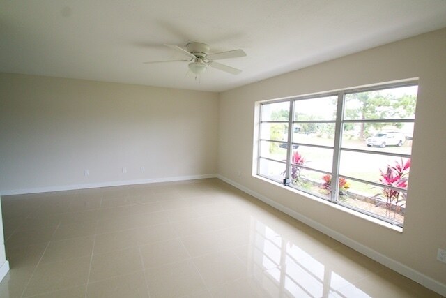 Foto del edificio - Beautiful & Modernized 3 Bed/3 Bath Pool Home For Rent in PSL!