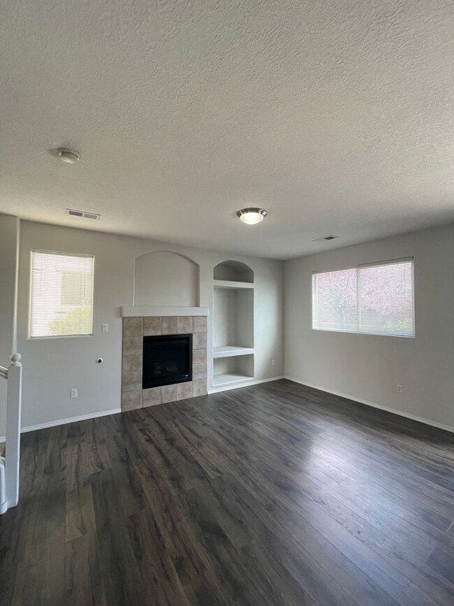 Foto del edificio - 2 bed 2.5 bath townhome located in a Gated...