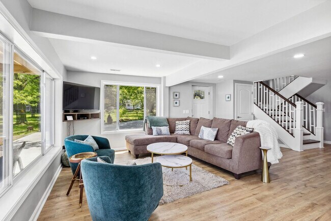 Foto del edificio - 807 Portage Lakes Drive