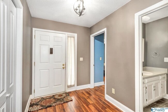 Building Photo - 2041 Greenwood Plz SW