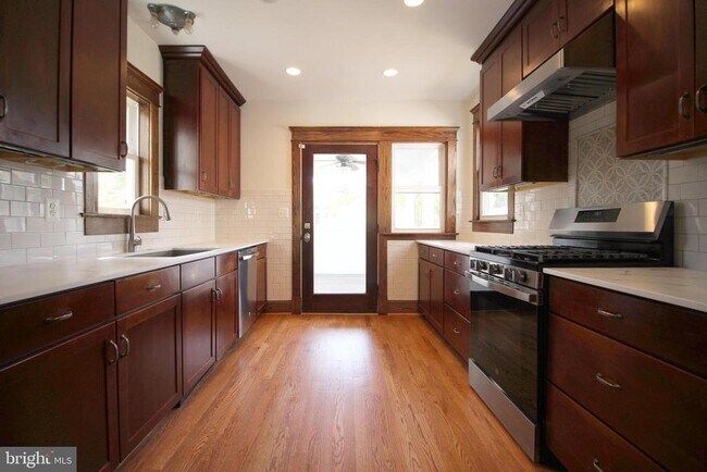 Foto del edificio - 2417 Otis St NE