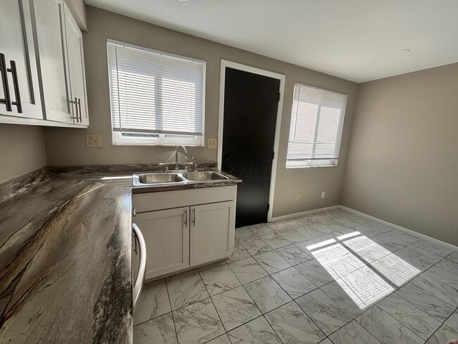 Building Photo - 859 Oakland Park Ave
