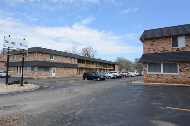 Building Photo - 1330 N Summit Ave