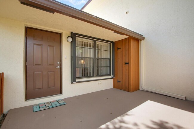 Building Photo - 8093 SE Villa Cir
