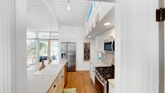 Building Photo - 33926 La Serena Dr