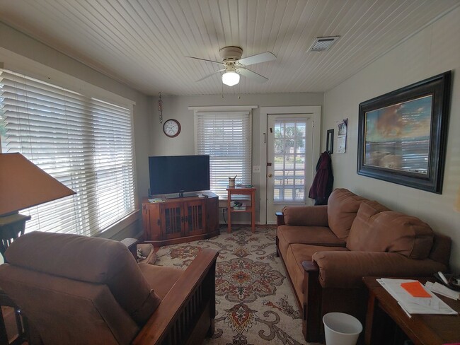 Building Photo - Fully furnished 1BR/1BA cottage close to f...