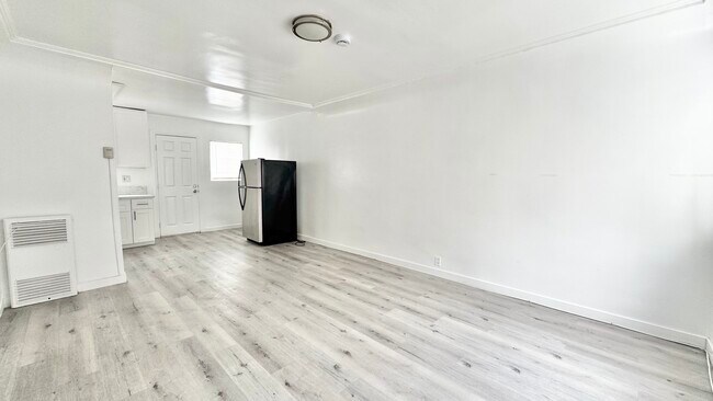 Building Photo - 517 1/2 W 42nd Pl