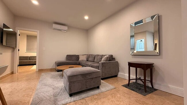 Foto del edificio - "Charming 1-Bedroom Furnished Apartment with Hardwood Floors in Queens – 750 Sq Ft of Comfort!"
