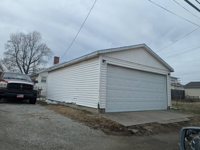 Building Photo - Cute 2 bedroom with detach garage and base...