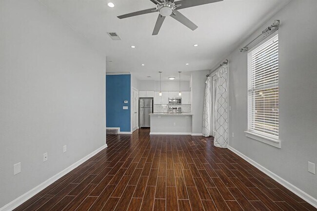 Foto del edificio - 1201 Grove Blvd