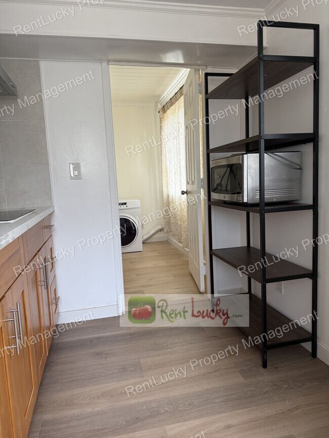 Building Photo - Super-Cute & Remodeled 1-Bedroom MIL Apartment in Great Kirkland Neighborhood FOR RENT!!