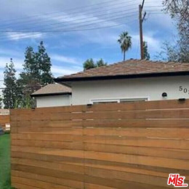 Foto del edificio - 5040 Enfield Ave