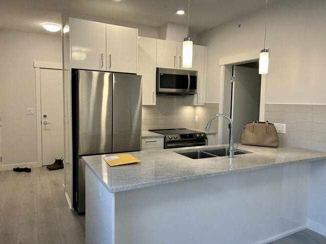 Building Photo - 406 32690 14TH AVENUE