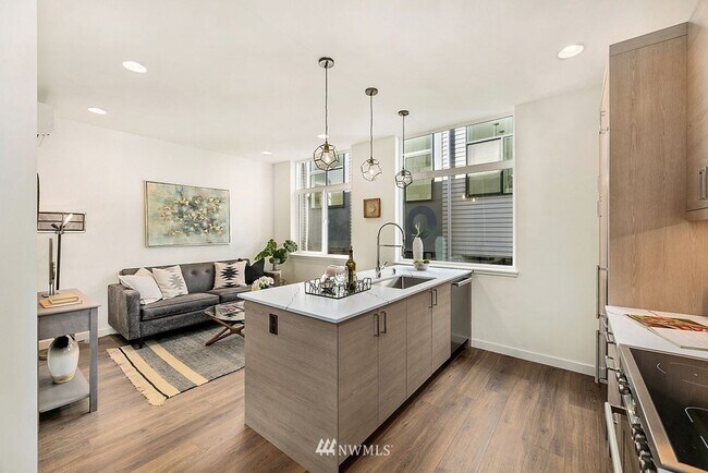 Building Photo - Beacon Hill - 2 Bedroom / 2 Bath Townhome