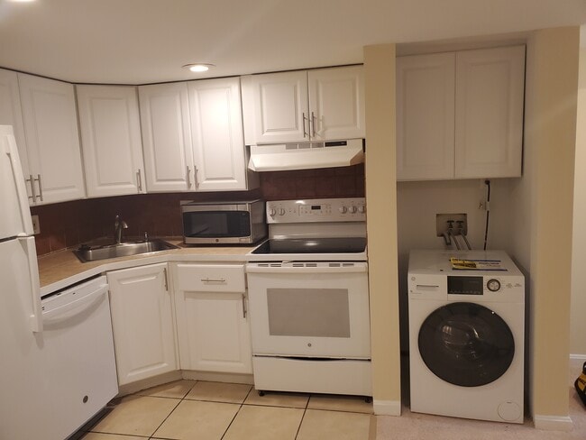 Kitchen - 129 Thomas St NW