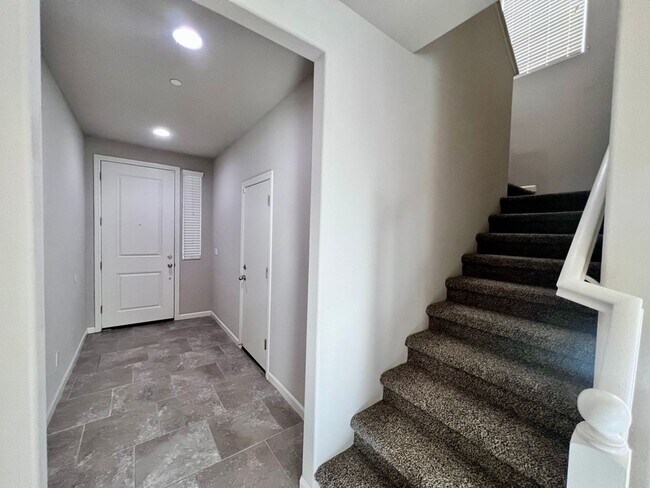 Building Photo - $2,295 DeWolf & Barstow, 3 Bedroom House - Clovis / Community Pool + Neighborhood Parks