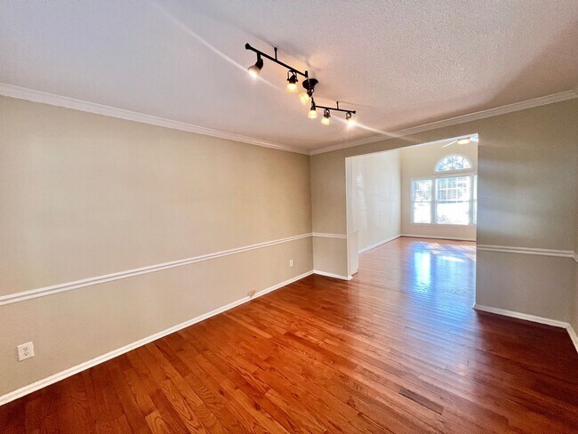 Building Photo - Stunning 3BD, 2.5BA North Raleigh Home wit...