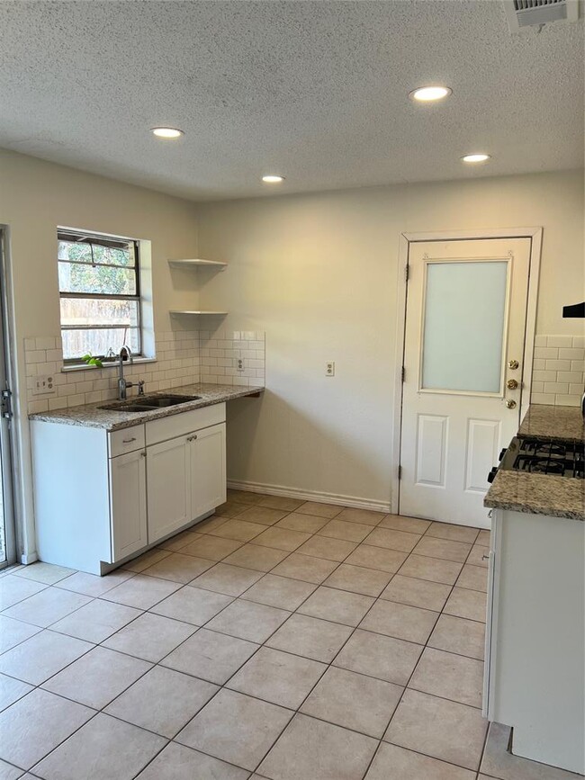 Foto del edificio - 8311 Hathaway Dr