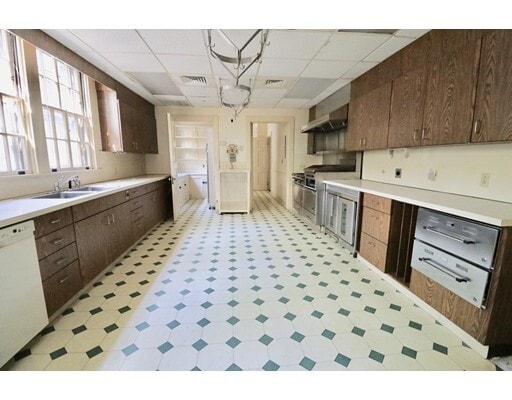 Primary Photo - 132 Carlton St