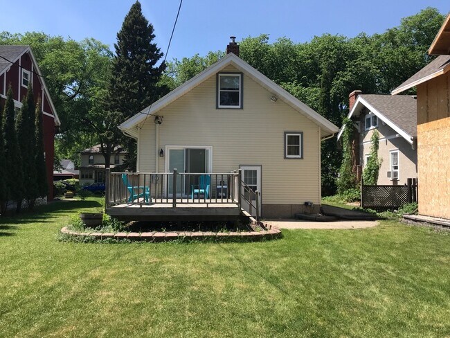 Building Photo - 3 Bedroom/2 Bathroom Single Family House f...