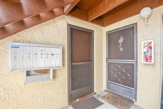 Foto del edificio - 4215 E Bay Dr