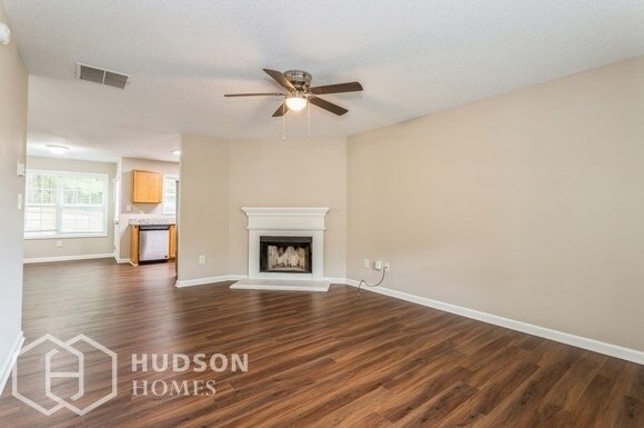 Foto del edificio - NOW AVAILABLE! - 215 Brookwood Cv, Atlanta...