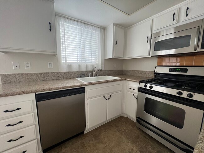 Building Photo - 10480 Sunland Blvd