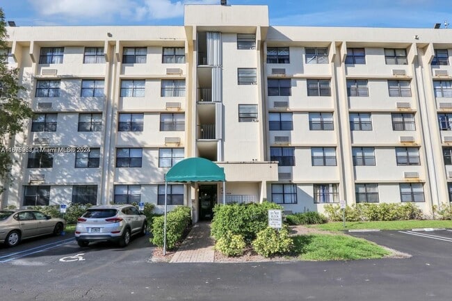 Building Photo - 2501 Riverside Dr