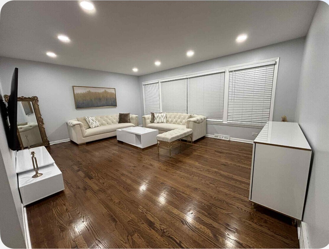 Living room - 6748 E Prairie Rd