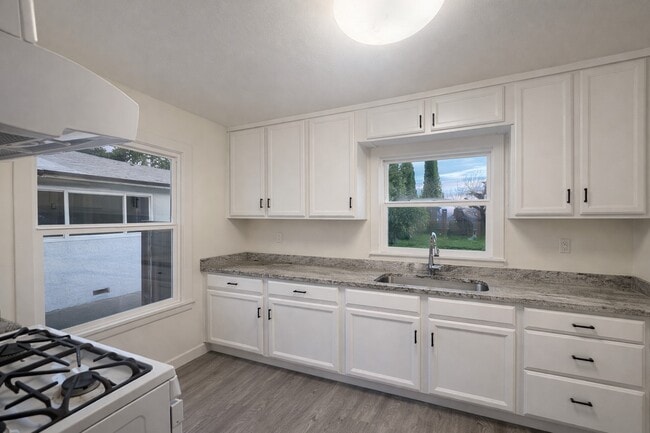 Foto del edificio - 11750 Jones St