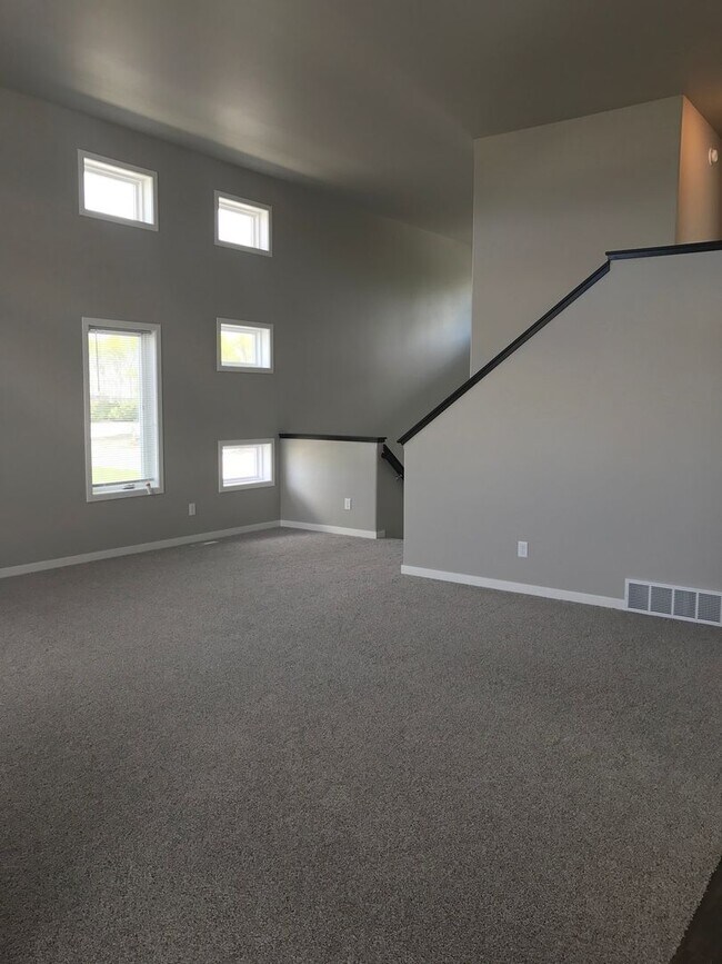 Building Photo - 3 Bed 3 Bath