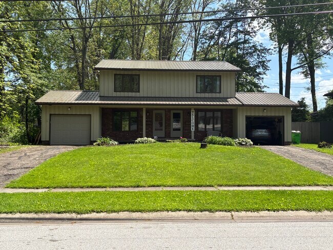 Foto del edificio - 2410 Hillcrest Dr