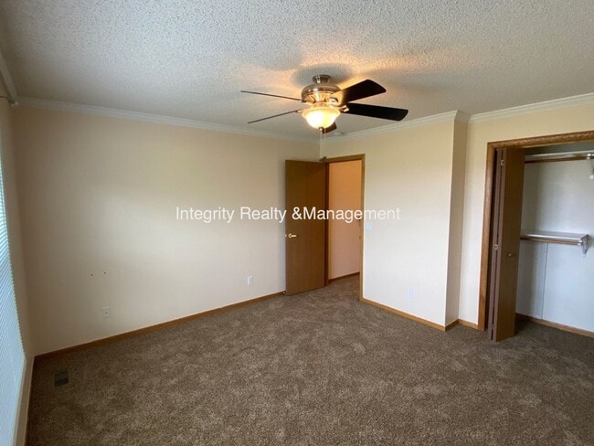 Building Photo - 2088 Oakcrest Cir