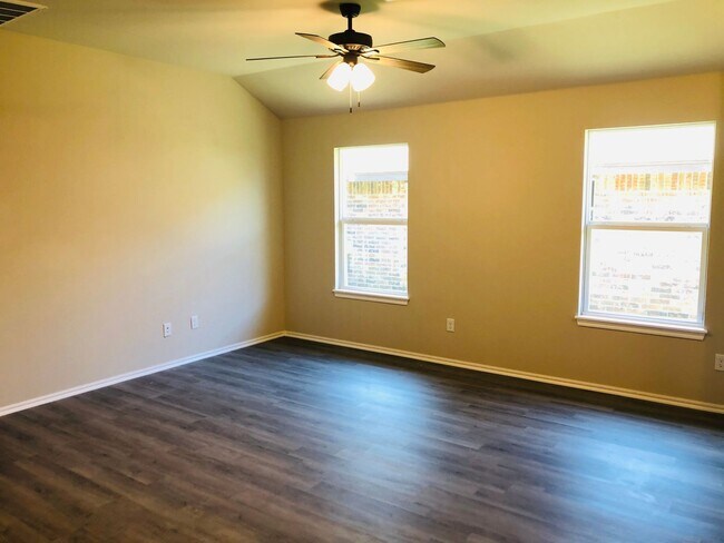 Foto del edificio - 3 BED 2 BATH 2 car garage DUPLEX great location, granite, luxury vinyl plank and fenced back yards!