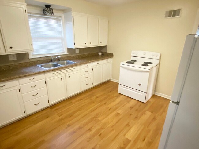 Foto del edificio - 2-Bedroom 1 Bath Ranch Style Home Near GD ...