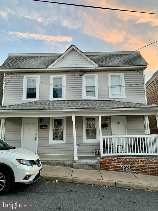 Primary Photo - 221 Baker St