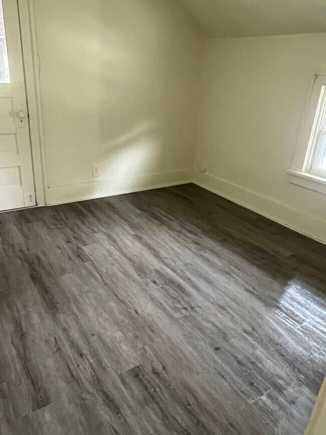 Foto del edificio - 1349 Yates Ave