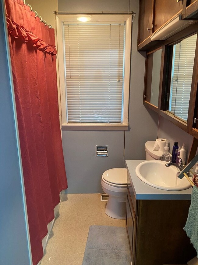 Building Photo - Charming 3 Bed, 1 Bath Home in Northeastern Schools!