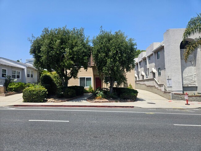 Building Photo - 2 bed 1.5 bath for rent just minutes away from the beach