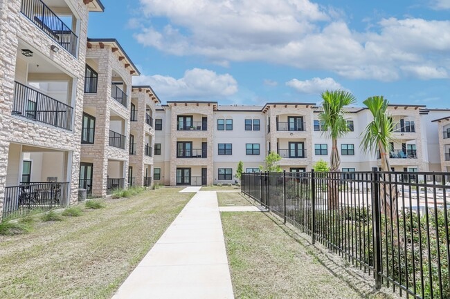 Foto del edificio - Avanti Legacy Emerald Point Apartments