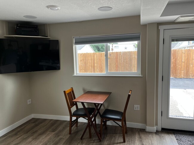 Building Photo - Furnished Studio
